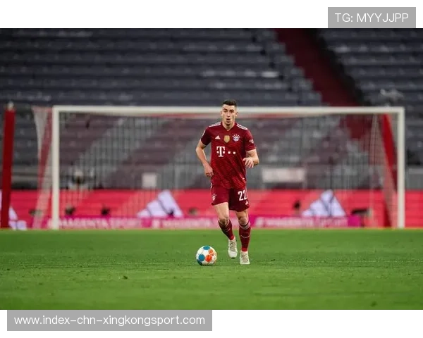 莱万中路急停变速后抽射，拜仁攻势结构清晰